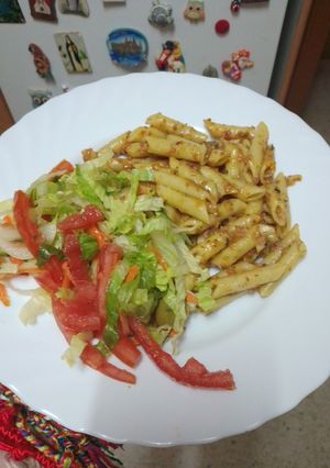 Una foto de Pasta con salsa de carne y ensalada