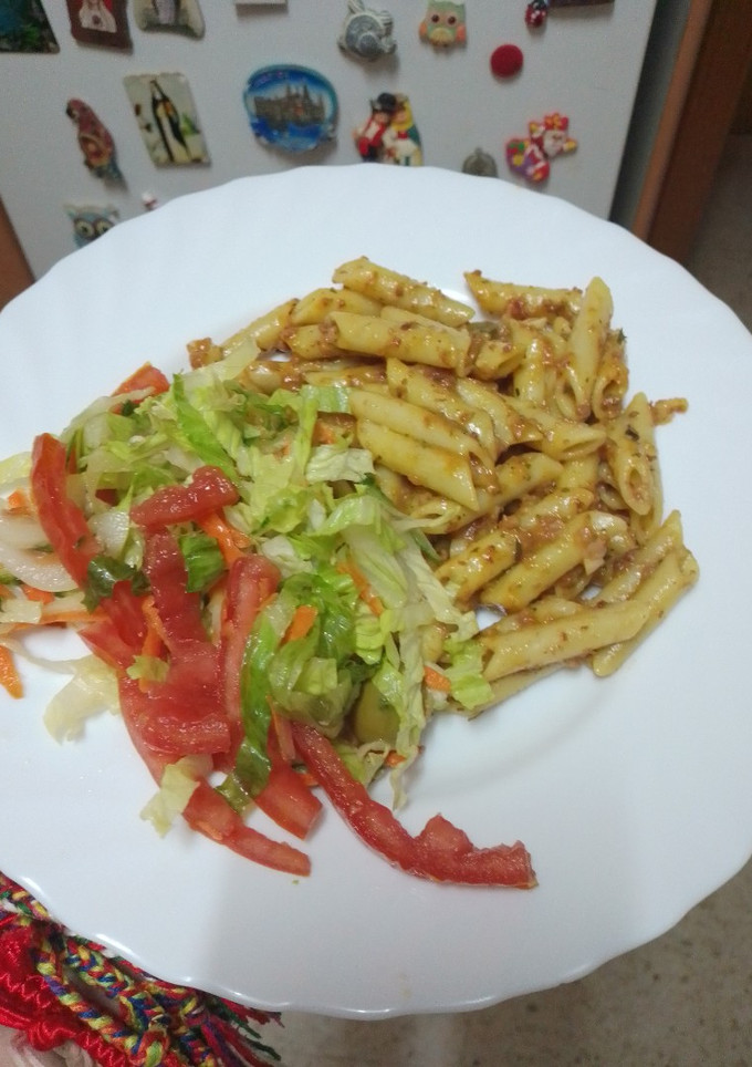 Una foto de Pasta con salsa de carne y ensalada