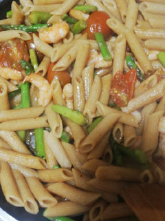 Una foto de Pasta con espárragos gambas y tomates