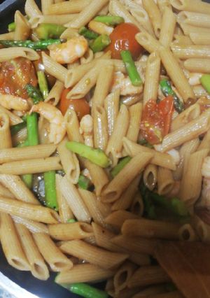 Una foto de Pasta con espárragos gambas y tomates