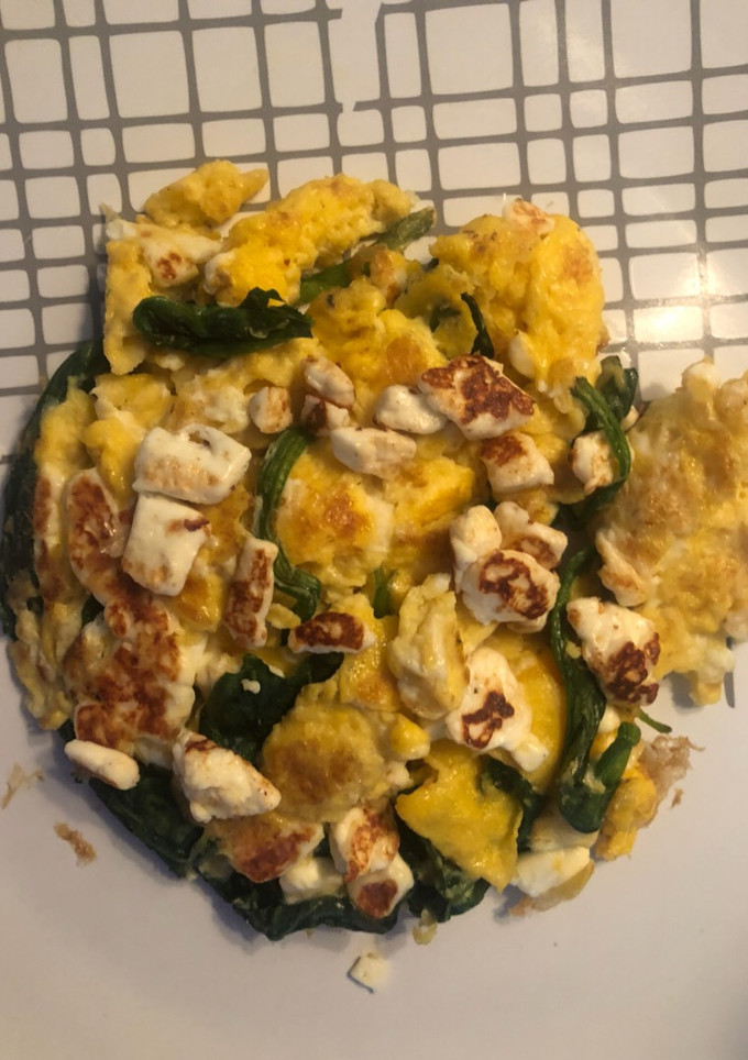 Una foto de Desayuno de huevos con espinaca