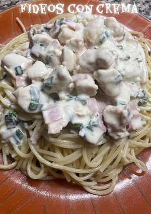 Una foto de 🍝 Fideos en Salsa Cremosa de Pollo