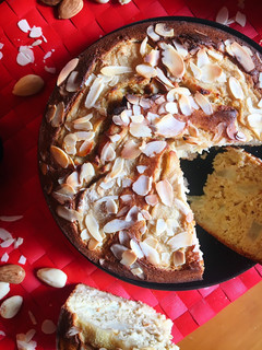 Una foto de Bizcocho de Kéfir, pera y almendras sin gluten