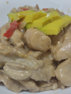 Una foto de Pollo🍗en salsa🥯de queso🧅🫑🧄