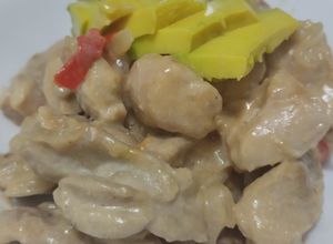Una foto de Pollo🍗en salsa🥯de queso🧅🫑🧄