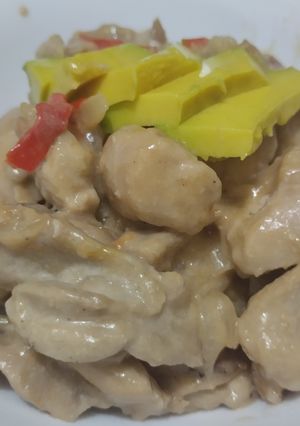 Una foto de Pollo🍗en salsa🥯de queso🧅🫑🧄