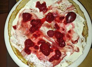 Zdjęcie przepisu Omlet proteinowy z owocami, skyrem i dżemem.