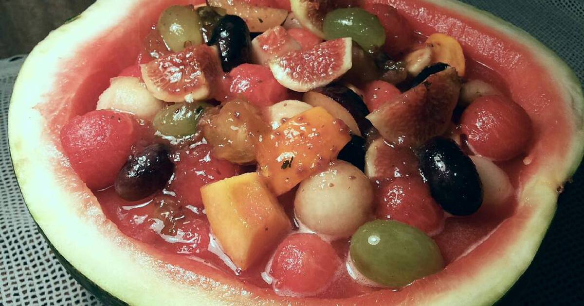 Sandia rellena de frutas, en salsa de confituras Receta de Alexis Sandia rellena de frutas, en salsa de confituras Receta de Alexis