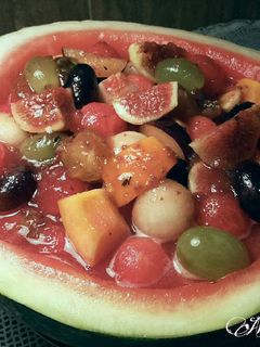 Una foto de Sandia rellena de frutas, en salsa de confituras