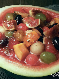 Una foto de Sandia rellena de frutas, en salsa de confituras
