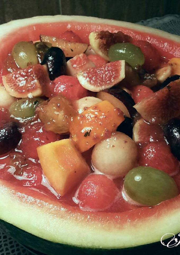 Una foto de Sandia rellena de frutas, en salsa de confituras