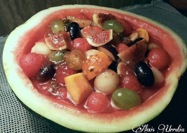 Sandia rellena de frutas, en salsa de confituras