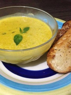 Una foto de Crema de zapallo y albahaca