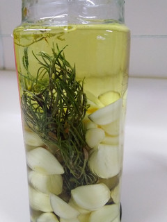 Una foto de Aceite saborizado al ajo y romero