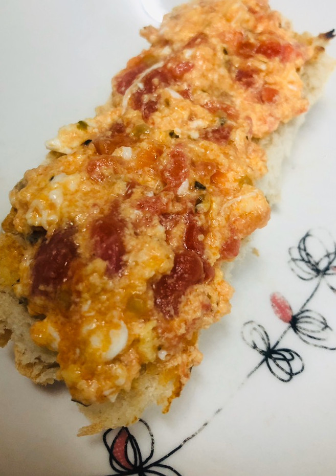 Una foto de Huevo con tomate