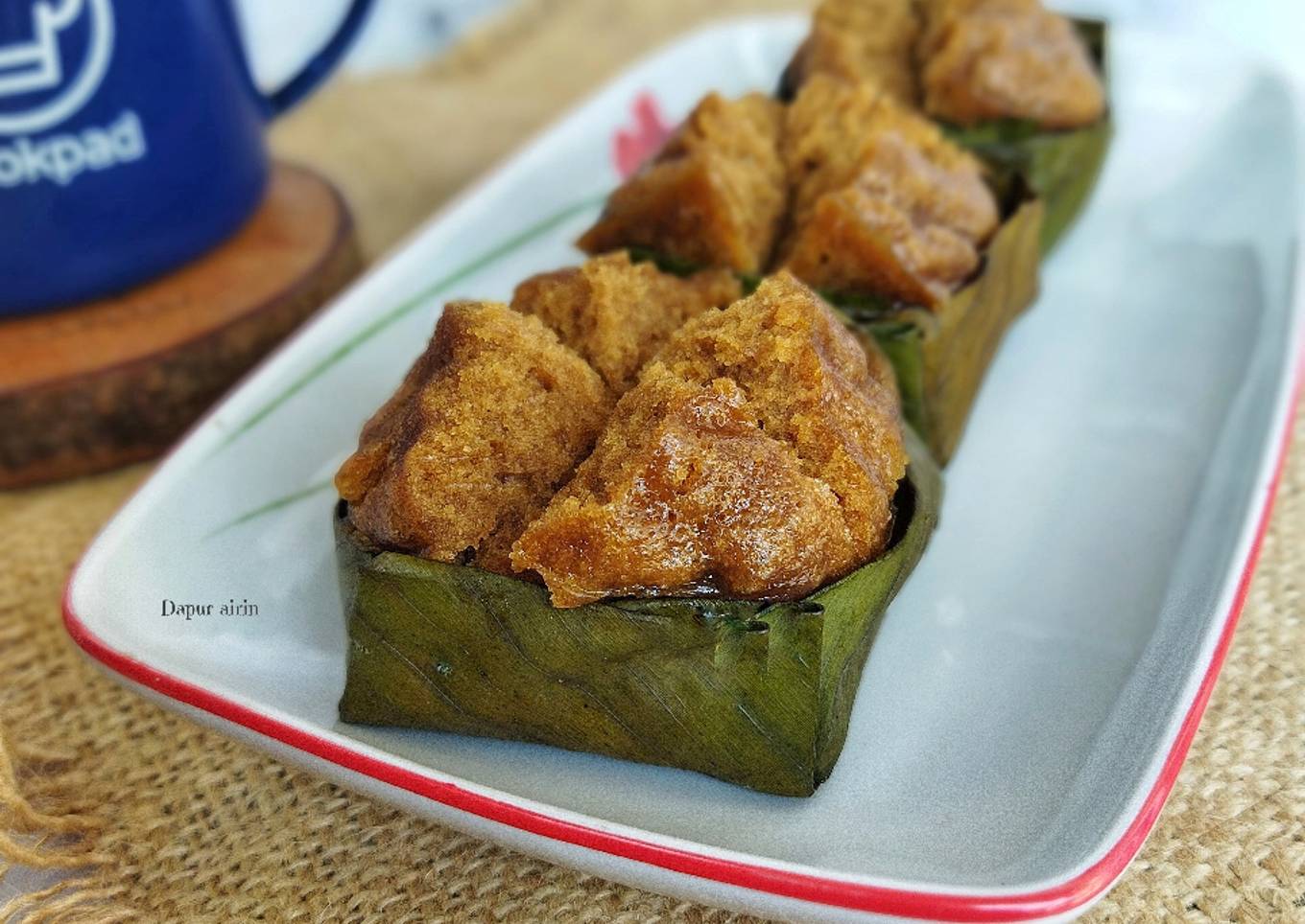 Bolu Kukus Gula Merah dengan Takir Bujur Sangkar