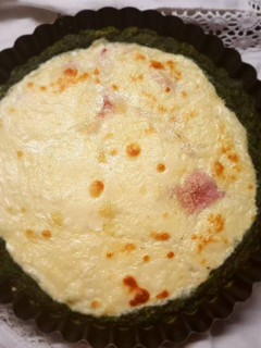 Una foto de Tarta de jamón y queso en masa verde de espinacas
