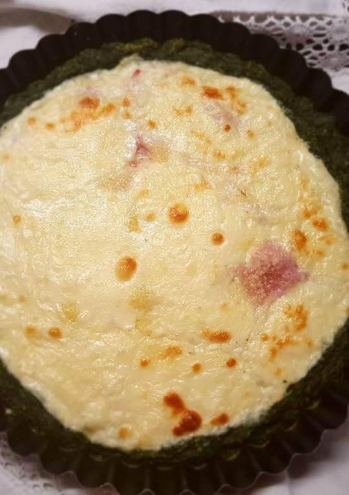 Una foto de Tarta de jamón y queso en masa verde de espinacas