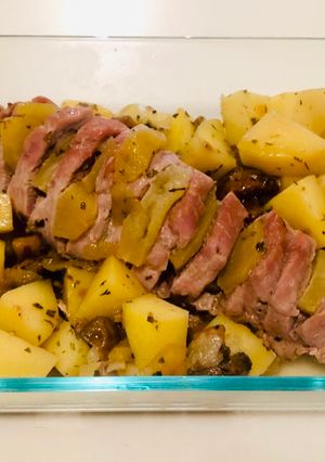 Una foto de Solomillo de cerdo con papas y manzana