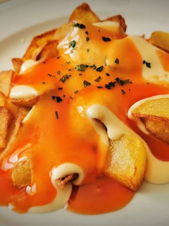 Una foto de Patatas bravas con salsas de Alioli y Agridulce