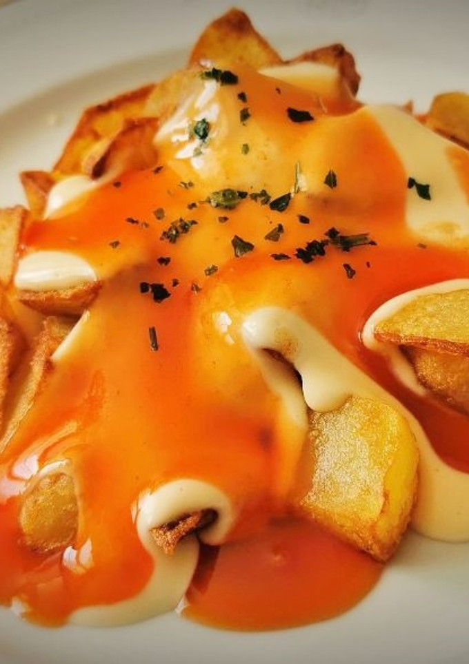 Una foto de Patatas bravas con salsas de Alioli y Agridulce