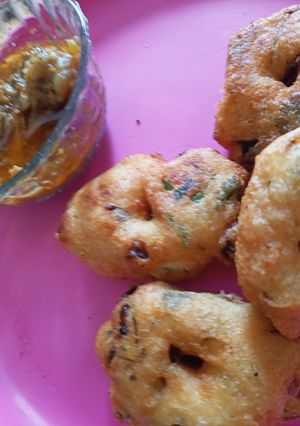 A picture of Medu Vada deep fried.