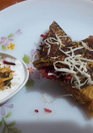 ચિઝ ચીલા સલાડ રોલ (Cheese Chilla Salad Roll Recipe in Gujarati) રેસીપી મુખ્ય ફોટો