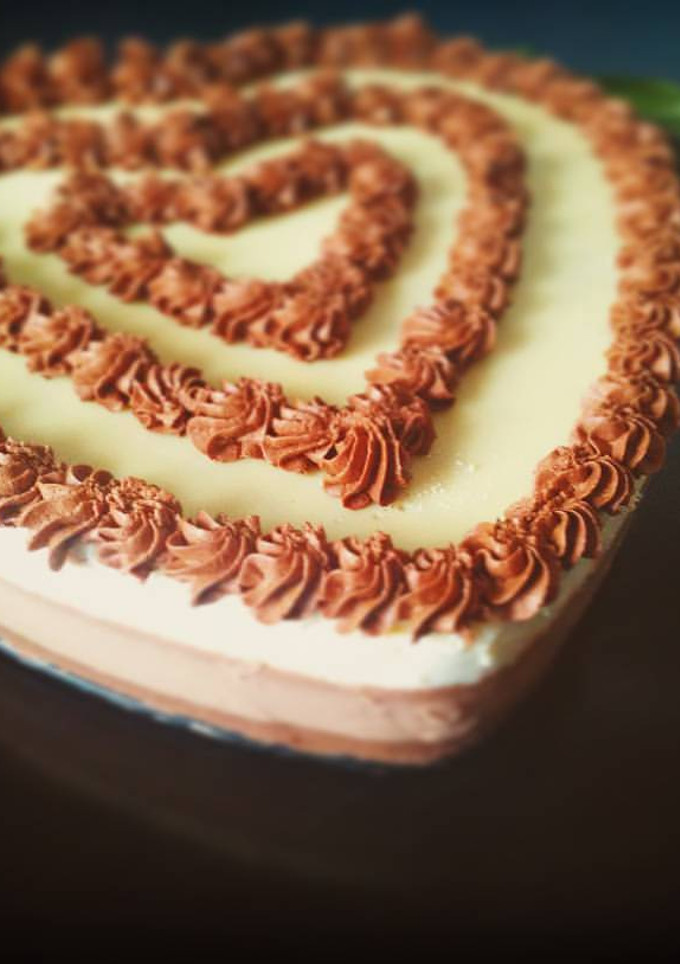 Una foto de Tarta corazón de tres chocolates