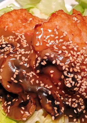 日式雞肉漢堡排佐照燒蘑菇醬 的食譜成品照片