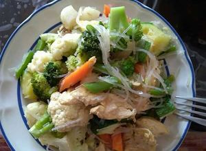 Una foto de Fideos chinos con verduras y pollo