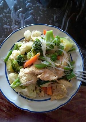 Una foto de Fideos chinos con verduras y pollo