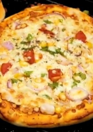 प्याज शिमला मिर्च पिज़्ज़ा (Pyaz shimla mirch pizza recipe in Hindi) रेसिपी मुख्य फोटो