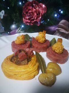 Foto di Cotechino con nidi di purè, lenticchie, funghi e castagne✨