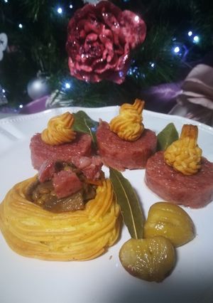 Foto di Cotechino con nidi di purè, lenticchie, funghi e castagne✨
