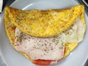 Una foto de omelette de queso y atun