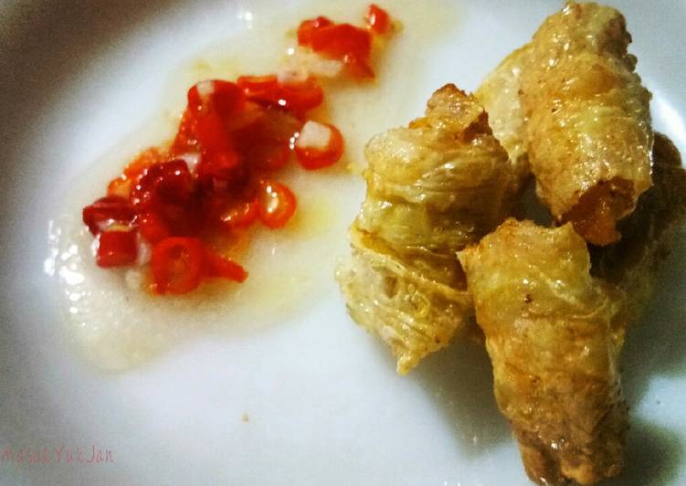 Ayam gulung kulit tahu dengan saus jahe