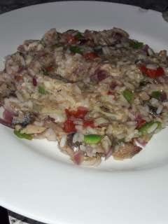 Una foto de Arroz flash con verduras y sardinas