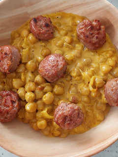 Una foto de Garbanzos al curry con Longaniza de Vacuno 🍲