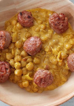 Una foto de Garbanzos al curry con Longaniza de Vacuno 🍲