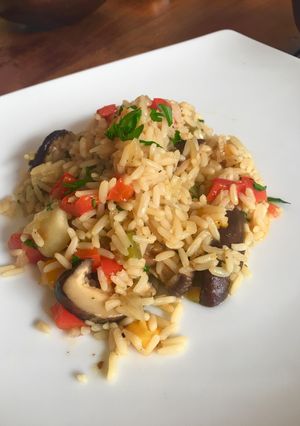 Una foto de Arroz con azafrán y setas