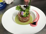 Una foto de codornices escabeche
