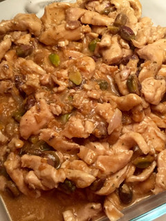 Una foto de Pollo con salsa de cacahuete y pistachos