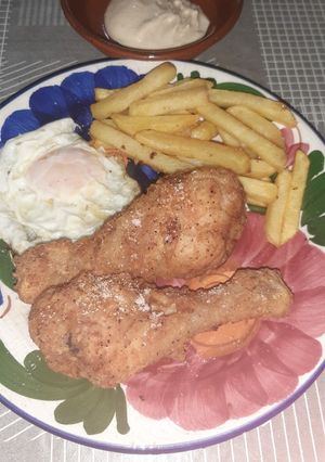 Una foto de Jamón de pollo rebozado con ajo en polvo, con huevo y patatas