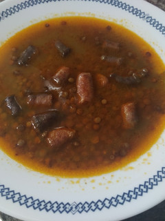 Una foto de Lentejas con chorizo y caldo de verduras casero