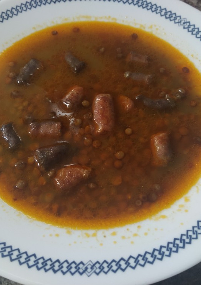Una foto de Lentejas con chorizo y caldo de verduras casero