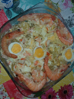 Una foto de Ensalada de langostino cocido y patatas