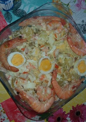 Una foto de Ensalada de langostino cocido y patatas