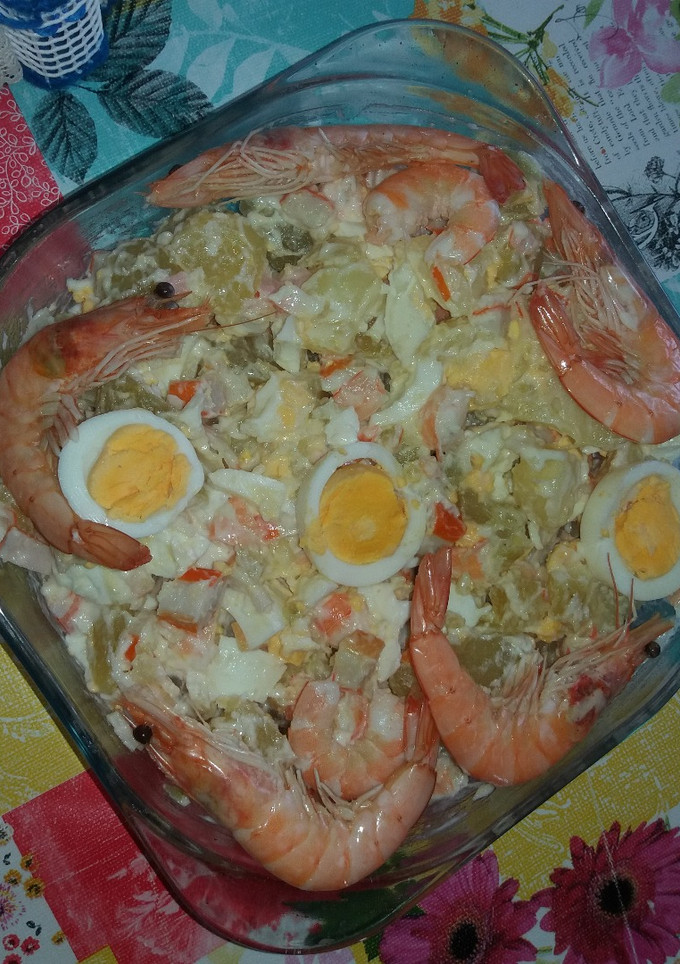 Una foto de Ensalada de langostino cocido y patatas