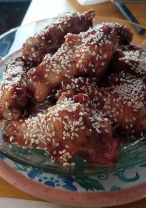 Una foto de Alitas de pollo con sésamo al estilo asiático