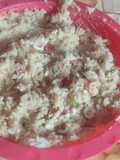 Ensalada fría de arroz, tomate, arvejas y atún